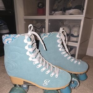 Chic Teal Roller Skates with White Laces